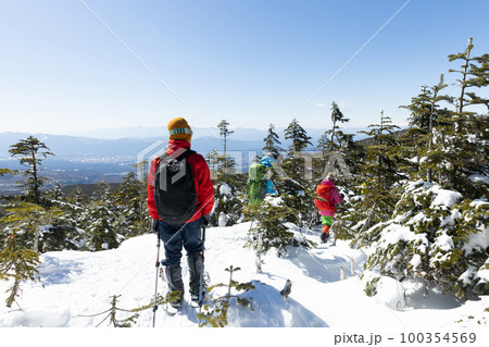 北八ヶ岳にてスノーシューを楽しむ 100354569