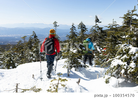 北八ヶ岳にてスノーシューを楽しむ 100354570