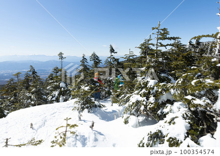 北八ヶ岳にてスノーシューを楽しむ 100354574