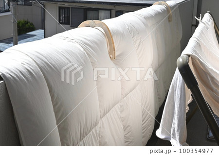 晴れた日の布団干し 晴れた日の布団干し 100354977