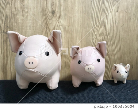 ブタの置物　三つ並び 100355004