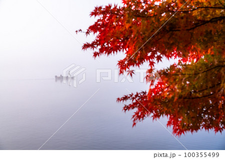 《山梨県》霧の中の釣り船・紅葉の河口湖湖畔 100355499