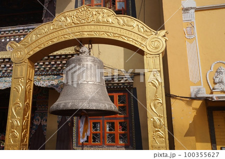 ネパール カトマンズ ボダナートの梵鐘 100355627
