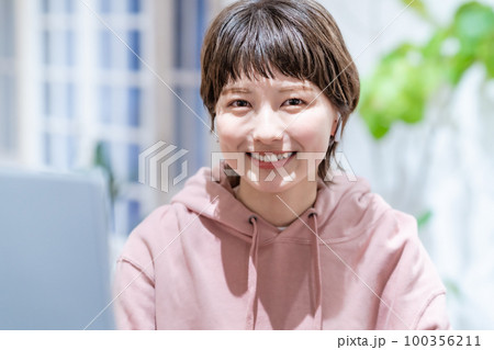 大きなモニターで自宅で資料作成をする若い女性 100356211