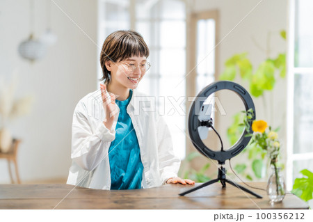 オンライン配信をする若い女性 100356212