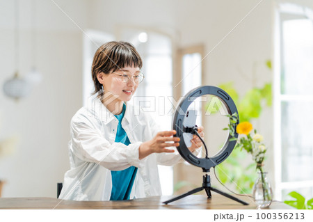 オンライン配信をする若い女性 100356213