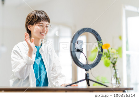 オンライン配信をする若い女性 オンライン配信をする若い女性 100356214