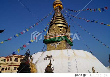 ネパール カトマンズのスワヤンブナート 100356260