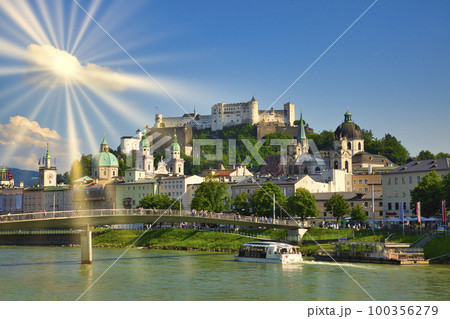 ザルツブルク旧市街の美しいホーエンザルツブルク城 100356279