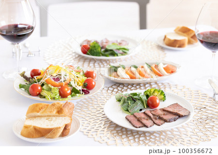 テーブルフォト　パーティー料理 100356672