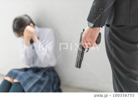 男性に拳銃・ピストルを突きつけられる女子高生(傷害・正当防衛・犯罪・脅迫) 男性に拳銃・ピストルを突きつけられる女子高生(傷害・正当防衛・犯罪・脅迫) 100356755