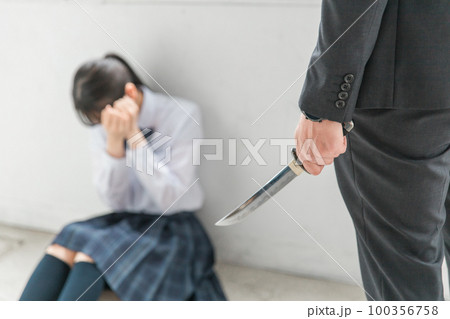 女子高校生・中学生に刃物を突き出す男性(傷害・正当防衛・犯罪・脅迫・) 女子高校生・中学生に刃物を突き出す男性(傷害・正当防衛・犯罪・脅迫・) 100356758