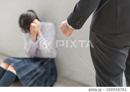 体罰・パワハラ・暴力・傷害・脅迫の被害に遭う女性女子高生・高校生・中学生 体罰・パワハラ・暴力・傷害・脅迫の被害に遭う女性女子高生・高校生・中学生 100356761