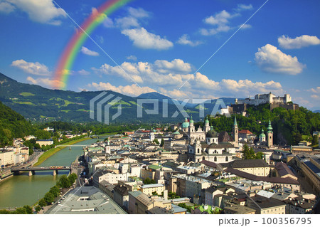 ザルツブルク旧市街を流れるザルツァッハ川 100356795