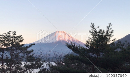 夕暮れの本栖湖から見た富士山 100357040