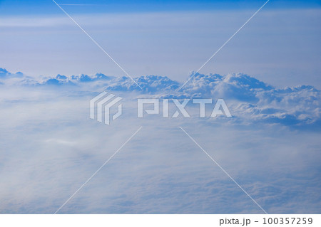 飛行機から見た冬の雲 100357259