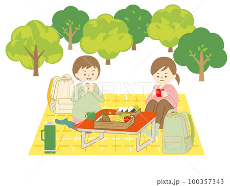 ハイキングに来てレジャーシートを広げ、お弁当を食べる若い女性 ハイキングに来てレジャーシートを広げ、お弁当を食べる若い女性 100357343