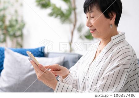 シニア女性 スマホ決済 シニア女性 スマホ決済 100357486