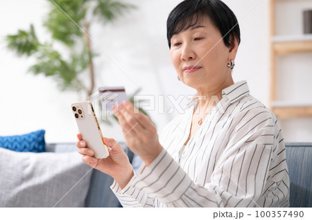 シニア女性　スマホ決済 100357490