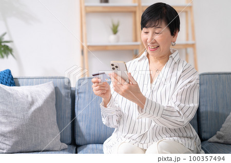 シニア女性 スマホ決済 シニア女性 スマホ決済 100357494
