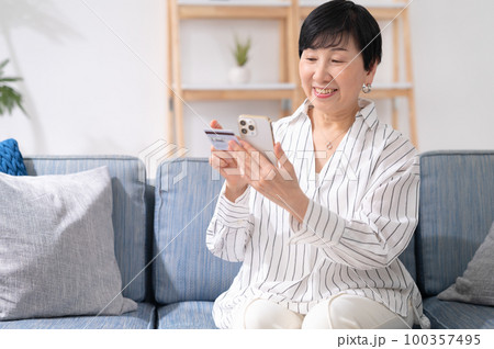 シニア女性 スマホ決済 シニア女性 スマホ決済 100357495