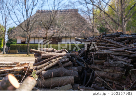茅葺屋根と薪 100357982