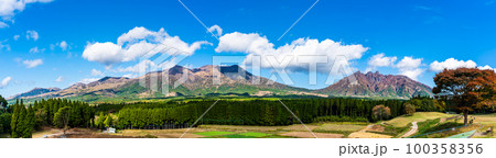 月廻り公園から阿蘇山の秋景色　パノラマ　【熊本県阿蘇郡高森町】 100358356