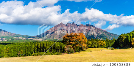 月廻り公園から阿蘇山の秋景色　パノラマ　【熊本県阿蘇郡高森町】 100358383