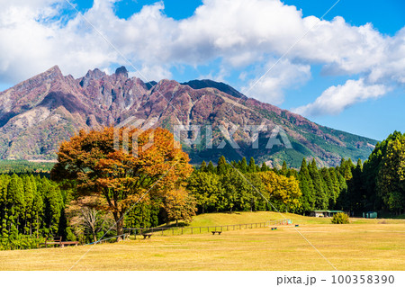 月廻り公園から阿蘇山の秋景色　【熊本県阿蘇郡高森町】 100358390