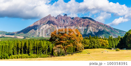月廻り公園から阿蘇山の秋景色　パノラマ　【熊本県阿蘇郡高森町】 100358391