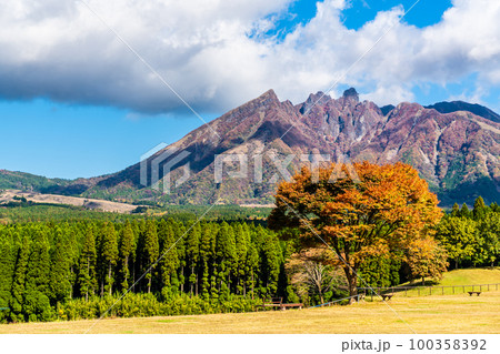 月廻り公園から阿蘇山の秋景色 【熊本県阿蘇郡高森町】 月廻り公園から阿蘇山の秋景色 【熊本県阿蘇郡高森町】 100358392
