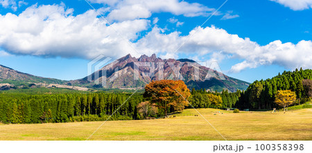 月廻り公園から阿蘇山の秋景色　パノラマ　【熊本県阿蘇郡高森町】 100358398