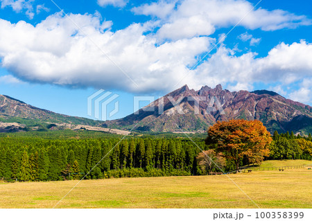 月廻り公園から阿蘇山の秋景色　【熊本県阿蘇郡高森町】 100358399