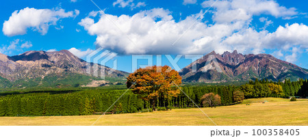 月廻り公園から阿蘇山の秋景色　パノラマ　【熊本県阿蘇郡高森町】 100358405