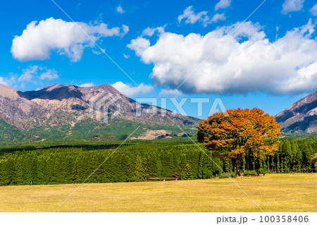 月廻り公園から阿蘇山の秋景色　【熊本県阿蘇郡高森町】 100358406