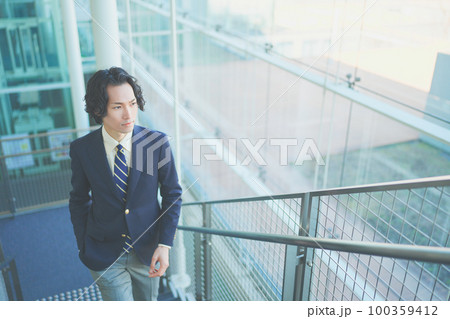 階段を歩くビジネスパーソン 100359412