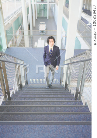 階段を歩くビジネスパーソン 100359427