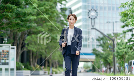 ビジネスイメージ 女性 歩く ビジネスイメージ 女性 歩く 100359585