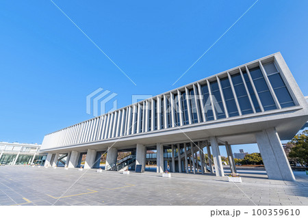 広島県広島市　広島平和記念公園内にある展示施設　広島平和記念資料館（原爆資料館） 100359610