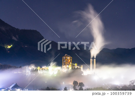 《埼玉県》秩父・幻想的な雲海の夜景 100359739
