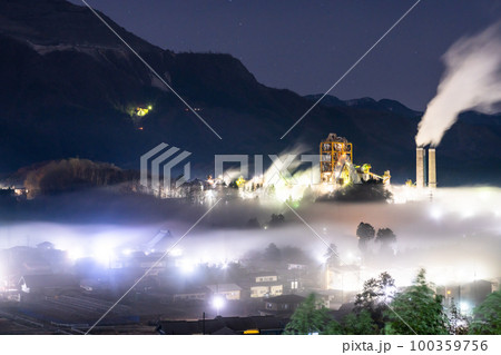 《埼玉県》秩父・幻想的な雲海の夜景 100359756