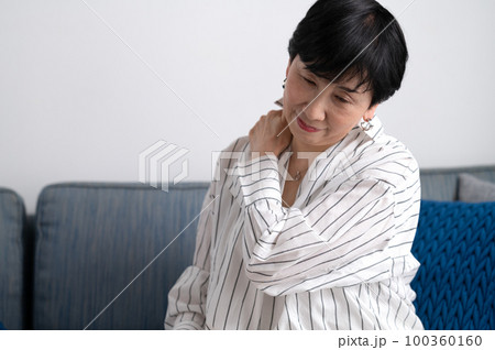 肩こりに悩むシニア女性 肩こりに悩むシニア女性 100360160