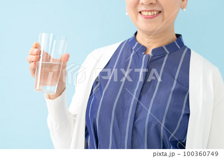 水を飲むシニア女性 100360749