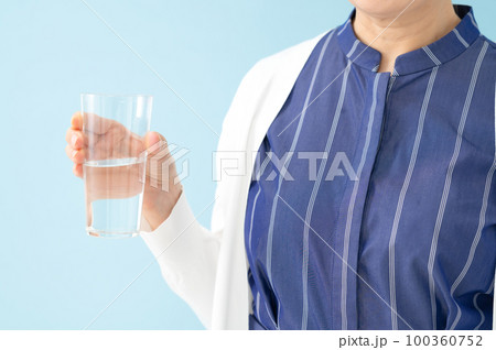 水を飲むシニア女性 100360752