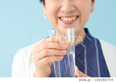 水を飲むシニア女性 水を飲むシニア女性 100360754