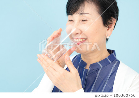 水を飲むシニア女性 100360756
