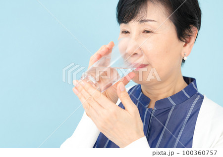 水を飲むシニア女性 水を飲むシニア女性 100360757