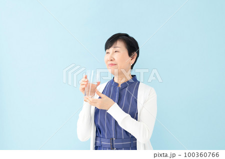 水を飲むシニア女性 水を飲むシニア女性 100360766
