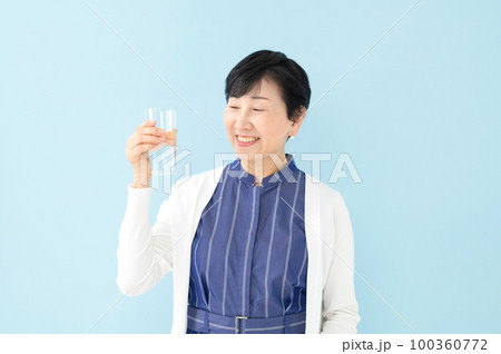 水を飲むシニア女性 水を飲むシニア女性 100360772