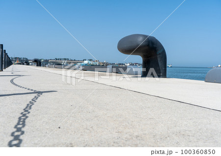 金沢港のクルーズターミナルに設置された船を繋ぐボラード｜石川県金沢市 100360850